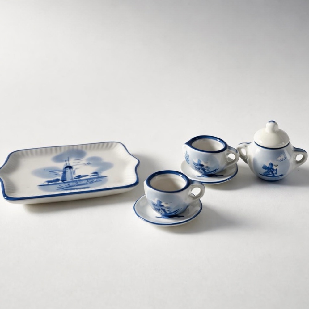 DELIGHTFUL VINTAGE MINIATURE TEA CUPS/SUGAR POT/TRAY‎ SET IN DUTCH DELFT STYLE